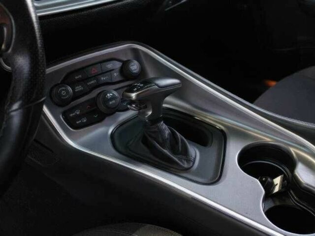 Черный Додж Челенджер, объемом двигателя 6.4 л и пробегом 53 тыс. км за 13900 $, фото 10 на Automoto.ua