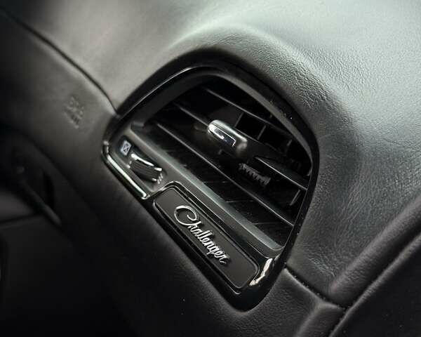 Черный Додж Челенджер, объемом двигателя 6.42 л и пробегом 45 тыс. км за 43000 $, фото 19 на Automoto.ua