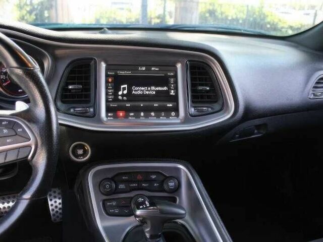 Черный Додж Челенджер, объемом двигателя 6.4 л и пробегом 53 тыс. км за 13900 $, фото 11 на Automoto.ua