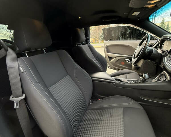 Черный Додж Челенджер, объемом двигателя 3.6 л и пробегом 165 тыс. км за 18000 $, фото 12 на Automoto.ua