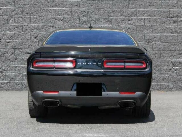 Черный Додж Челенджер, объемом двигателя 6.4 л и пробегом 53 тыс. км за 13900 $, фото 4 на Automoto.ua