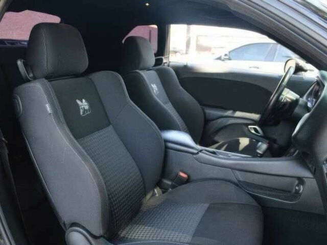 Черный Додж Челенджер, объемом двигателя 6.4 л и пробегом 53 тыс. км за 13900 $, фото 14 на Automoto.ua