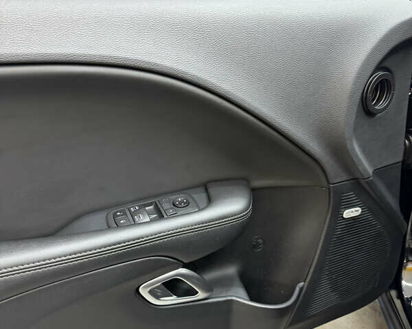 Черный Додж Челенджер, объемом двигателя 6.4 л и пробегом 60 тыс. км за 51000 $, фото 15 на Automoto.ua