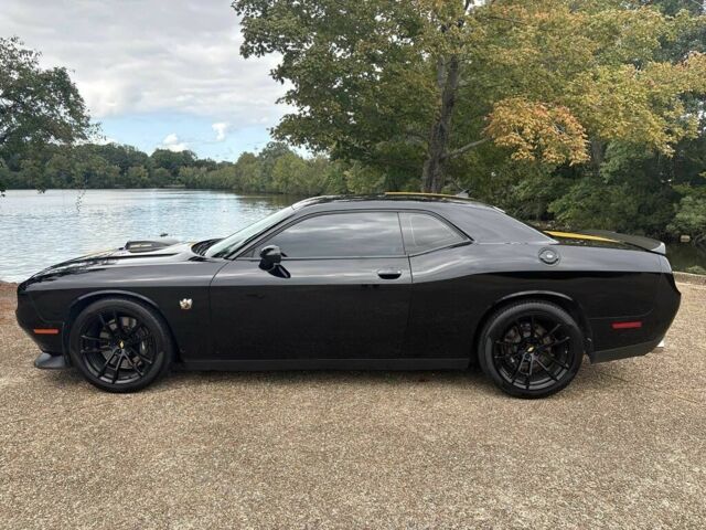 Черный Додж Челенджер, объемом двигателя 6.4 л и пробегом 48 тыс. км за 14800 $, фото 3 на Automoto.ua