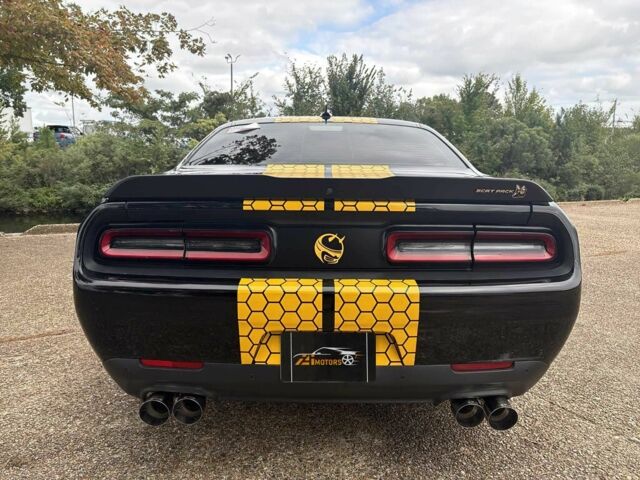 Черный Додж Челенджер, объемом двигателя 6.4 л и пробегом 48 тыс. км за 14800 $, фото 4 на Automoto.ua