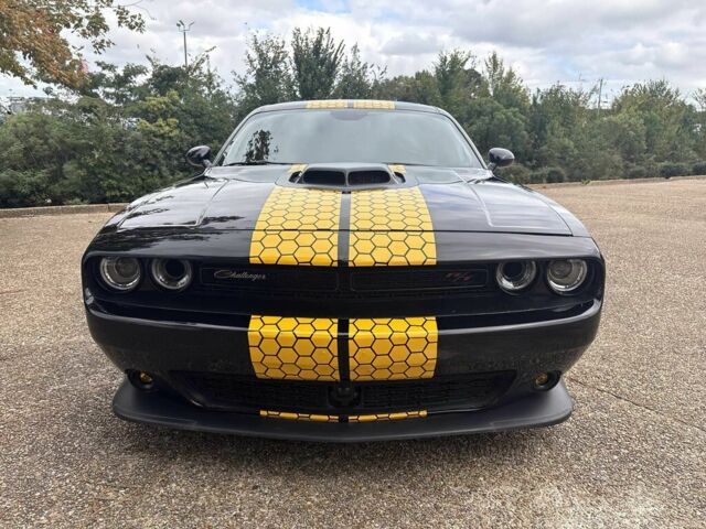 Черный Додж Челенджер, объемом двигателя 6.4 л и пробегом 48 тыс. км за 14800 $, фото 1 на Automoto.ua