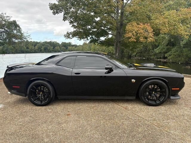 Черный Додж Челенджер, объемом двигателя 6.4 л и пробегом 48 тыс. км за 14800 $, фото 5 на Automoto.ua