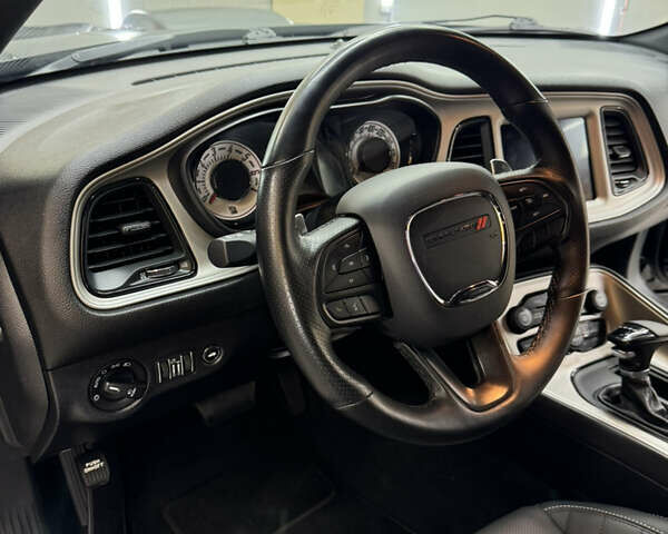 Черный Додж Челенджер, объемом двигателя 6.4 л и пробегом 60 тыс. км за 51000 $, фото 19 на Automoto.ua