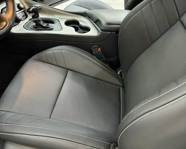 Черный Додж Челенджер, объемом двигателя 6.4 л и пробегом 60 тыс. км за 51000 $, фото 18 на Automoto.ua