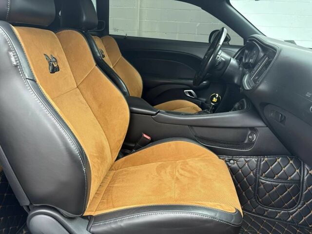 Черный Додж Челенджер, объемом двигателя 6.4 л и пробегом 48 тыс. км за 14800 $, фото 7 на Automoto.ua