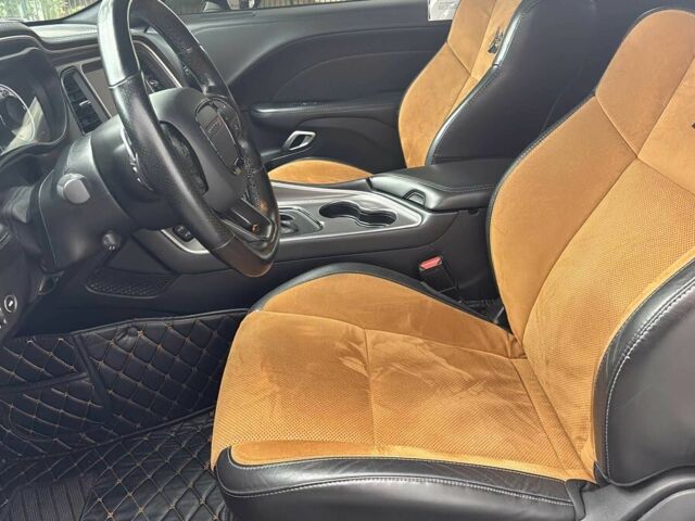 Черный Додж Челенджер, объемом двигателя 6.4 л и пробегом 48 тыс. км за 14800 $, фото 6 на Automoto.ua