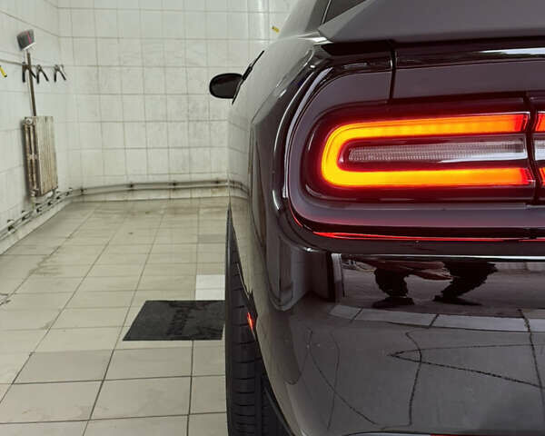 Черный Додж Челенджер, объемом двигателя 6.4 л и пробегом 60 тыс. км за 51000 $, фото 10 на Automoto.ua