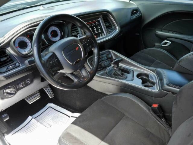 Черный Додж Челенджер, объемом двигателя 6.4 л и пробегом 25 тыс. км за 5800 $, фото 7 на Automoto.ua