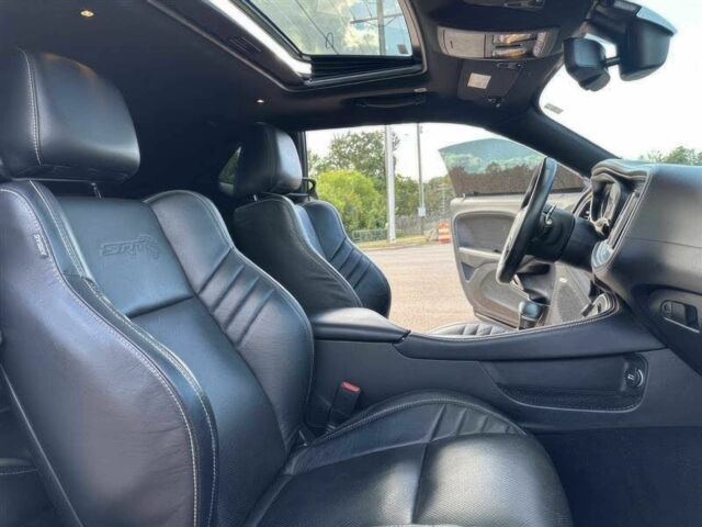 Черный Додж Челенджер, объемом двигателя 6.2 л и пробегом 28 тыс. км за 14600 $, фото 9 на Automoto.ua