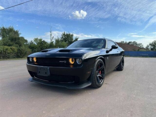 Черный Додж Челенджер, объемом двигателя 6.2 л и пробегом 11 тыс. км за 8500 $, фото 2 на Automoto.ua