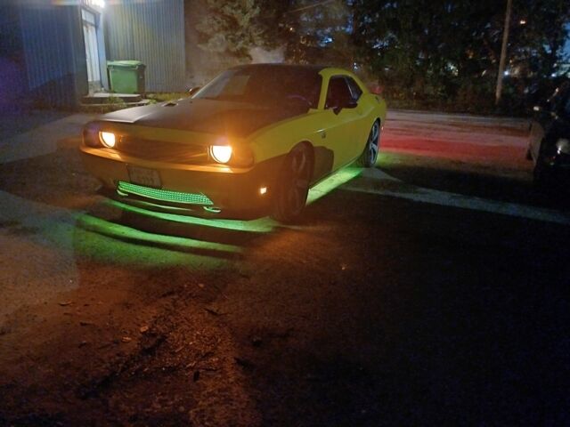 Красный Додж Челенджер, объемом двигателя 3.6 л и пробегом 260 тыс. км за 12500 $, фото 2 на Automoto.ua