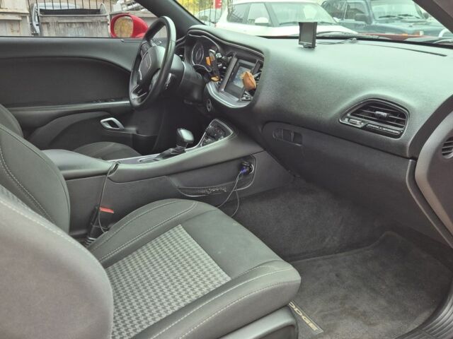 Червоний Додж Challenger, об'ємом двигуна 3.6 л та пробігом 124 тис. км за 15700 $, фото 6 на Automoto.ua