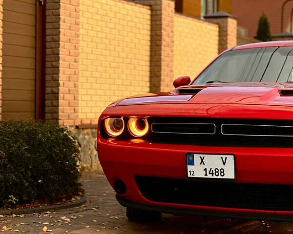 Красный Додж Челенджер, объемом двигателя 3.6 л и пробегом 159 тыс. км за 17200 $, фото 6 на Automoto.ua