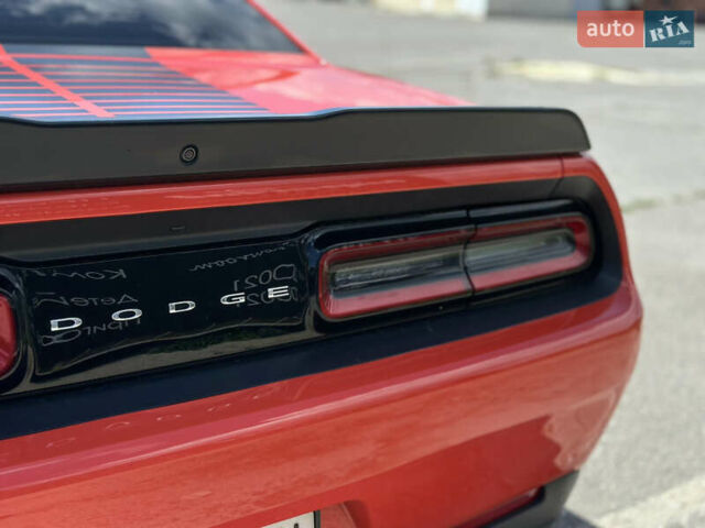 Красный Додж Челенджер, объемом двигателя 3.6 л и пробегом 168 тыс. км за 17099 $, фото 6 на Automoto.ua