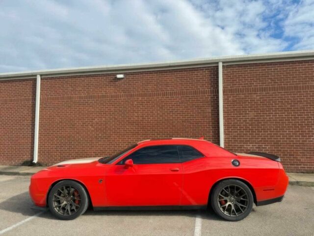 Красный Додж Челенджер, объемом двигателя 6.2 л и пробегом 79 тыс. км за 15200 $, фото 7 на Automoto.ua