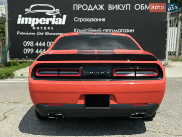 Красный Додж Челенджер, объемом двигателя 3.6 л и пробегом 168 тыс. км за 17999 $, фото 4 на Automoto.ua