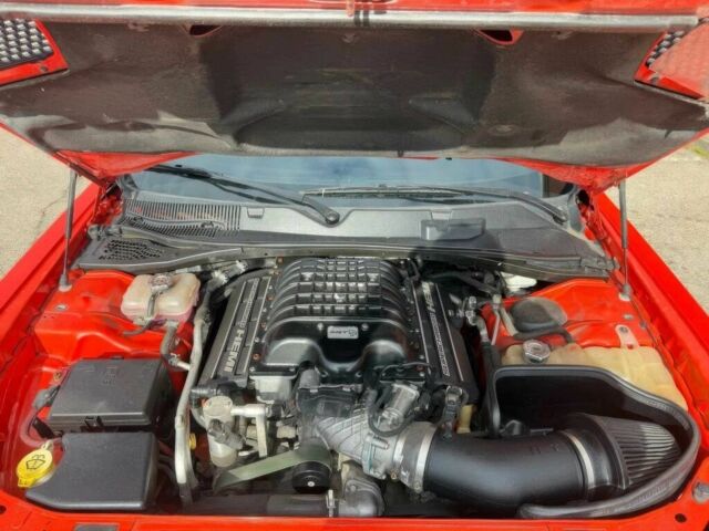 Красный Додж Челенджер, объемом двигателя 6.2 л и пробегом 79 тыс. км за 15200 $, фото 11 на Automoto.ua