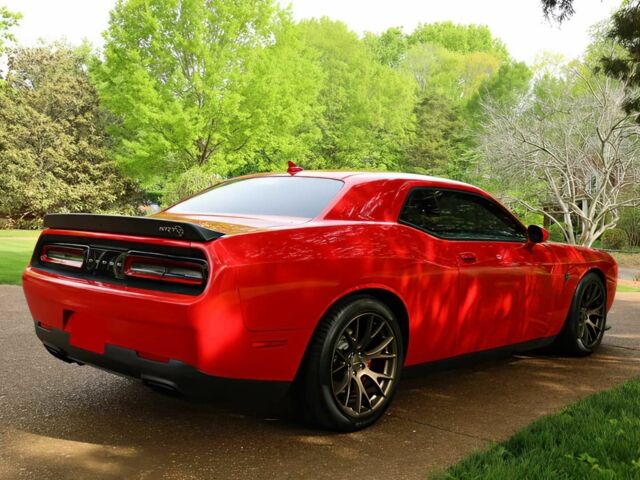 Червоний Додж Challenger, об'ємом двигуна 6.2 л та пробігом 63 тис. км за 10000 $, фото 2 на Automoto.ua