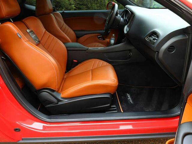 Червоний Додж Challenger, об'ємом двигуна 6.2 л та пробігом 63 тис. км за 10000 $, фото 8 на Automoto.ua