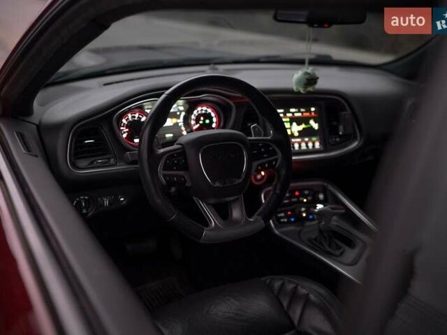 Красный Додж Челенджер, объемом двигателя 6.42 л и пробегом 76 тыс. км за 37000 $, фото 12 на Automoto.ua