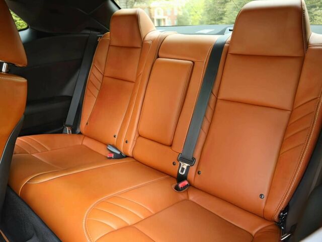 Червоний Додж Challenger, об'ємом двигуна 6.2 л та пробігом 63 тис. км за 10000 $, фото 9 на Automoto.ua