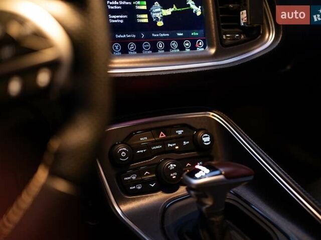 Красный Додж Челенджер, объемом двигателя 6.42 л и пробегом 76 тыс. км за 37000 $, фото 16 на Automoto.ua