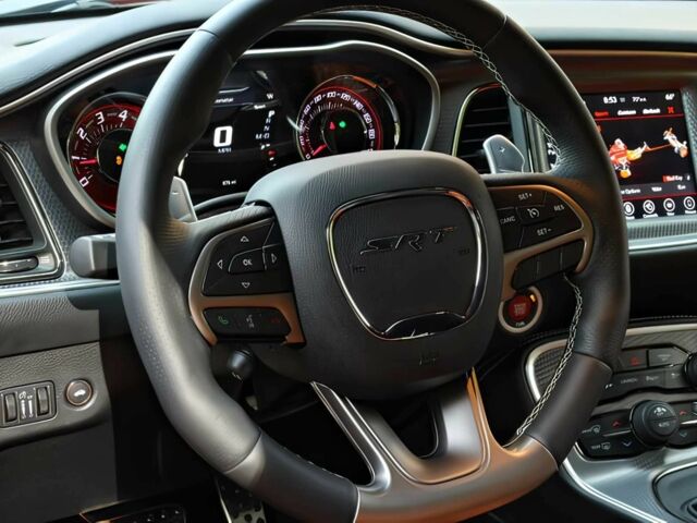 Червоний Додж Challenger, об'ємом двигуна 6.2 л та пробігом 63 тис. км за 10000 $, фото 5 на Automoto.ua