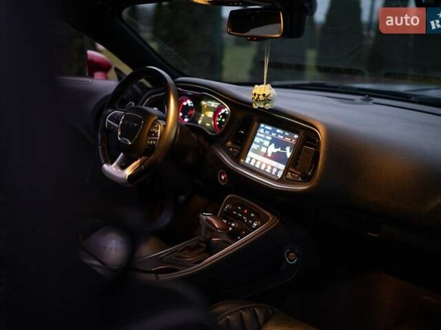 Красный Додж Челенджер, объемом двигателя 6.42 л и пробегом 76 тыс. км за 37000 $, фото 18 на Automoto.ua