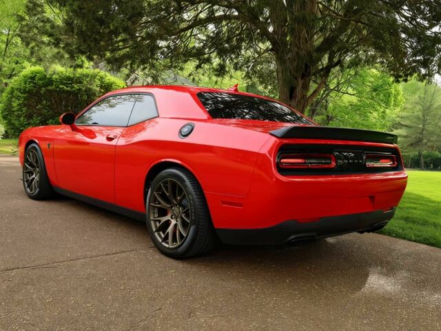 Червоний Додж Challenger, об'ємом двигуна 6.2 л та пробігом 63 тис. км за 10000 $, фото 4 на Automoto.ua