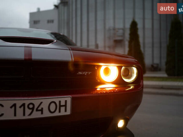 Красный Додж Челенджер, объемом двигателя 6.42 л и пробегом 76 тыс. км за 37000 $, фото 2 на Automoto.ua