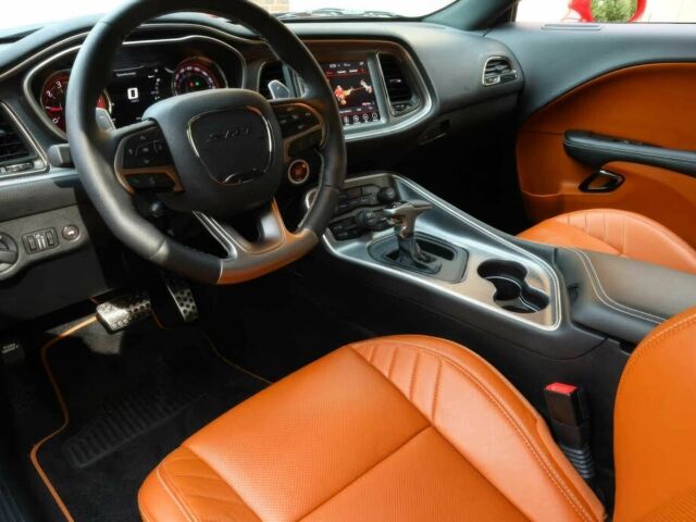 Красный Додж Челенджер, объемом двигателя 6.2 л и пробегом 58 тыс. км за 13670 $, фото 7 на Automoto.ua