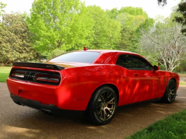 Красный Додж Челенджер, объемом двигателя 6.2 л и пробегом 58 тыс. км за 13670 $, фото 4 на Automoto.ua