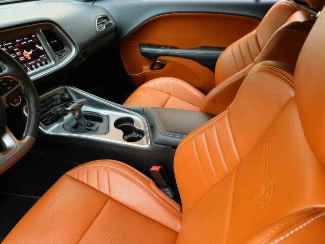 Красный Додж Челенджер, объемом двигателя 6.2 л и пробегом 58 тыс. км за 13670 $, фото 6 на Automoto.ua