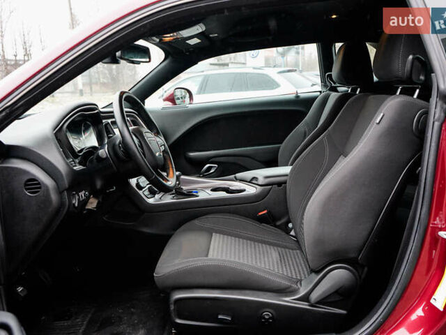 Красный Додж Челенджер, объемом двигателя 3.6 л и пробегом 13 тыс. км за 19999 $, фото 14 на Automoto.ua