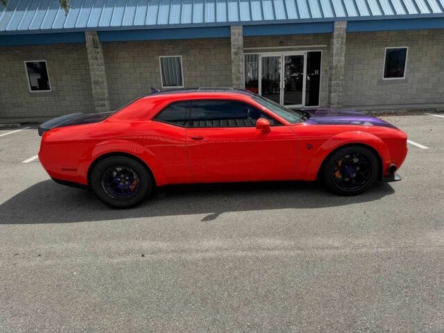 Красный Додж Челенджер, объемом двигателя 6.2 л и пробегом 41 тыс. км за 11200 $, фото 3 на Automoto.ua