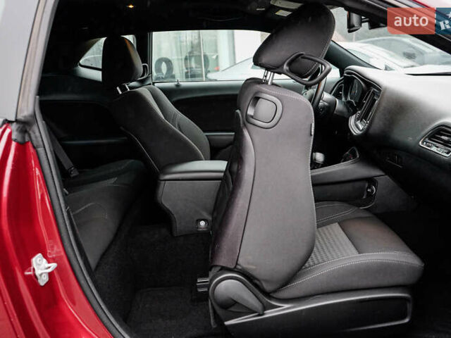 Красный Додж Челенджер, объемом двигателя 3.6 л и пробегом 13 тыс. км за 19999 $, фото 27 на Automoto.ua