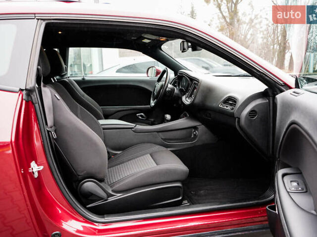 Красный Додж Челенджер, объемом двигателя 3.6 л и пробегом 13 тыс. км за 19999 $, фото 26 на Automoto.ua