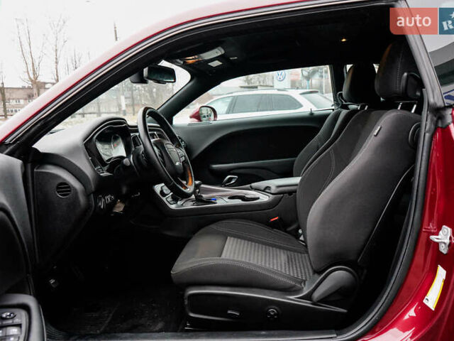 Красный Додж Челенджер, объемом двигателя 3.6 л и пробегом 8 тыс. км за 19999 $, фото 14 на Automoto.ua