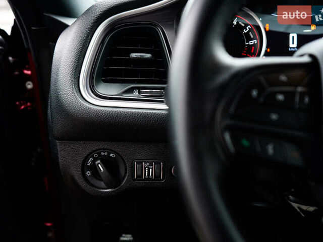 Красный Додж Челенджер, объемом двигателя 3.6 л и пробегом 8 тыс. км за 19999 $, фото 17 на Automoto.ua