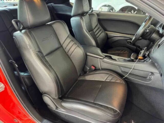 Красный Додж Челенджер, объемом двигателя 6.2 л и пробегом 41 тыс. км за 11200 $, фото 9 на Automoto.ua