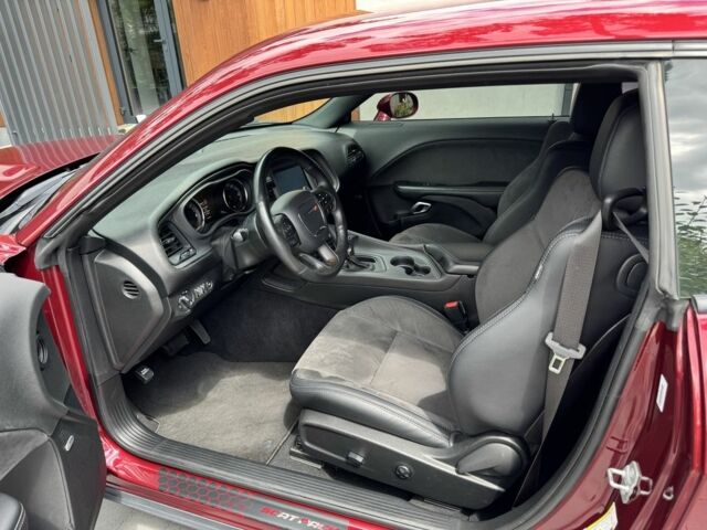 Красный Додж Челенджер, объемом двигателя 6.4 л и пробегом 66 тыс. км за 39000 $, фото 7 на Automoto.ua