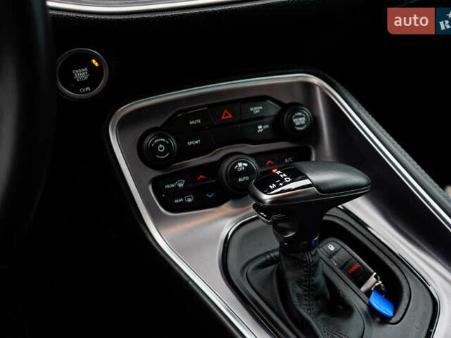 Красный Додж Челенджер, объемом двигателя 3.6 л и пробегом 13 тыс. км за 19999 $, фото 21 на Automoto.ua