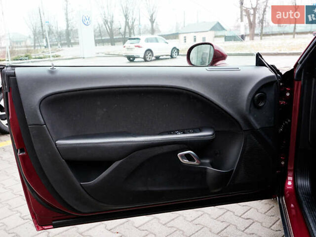 Красный Додж Челенджер, объемом двигателя 3.6 л и пробегом 13 тыс. км за 19999 $, фото 12 на Automoto.ua