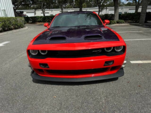 Красный Додж Челенджер, объемом двигателя 6.2 л и пробегом 41 тыс. км за 11200 $, фото 1 на Automoto.ua