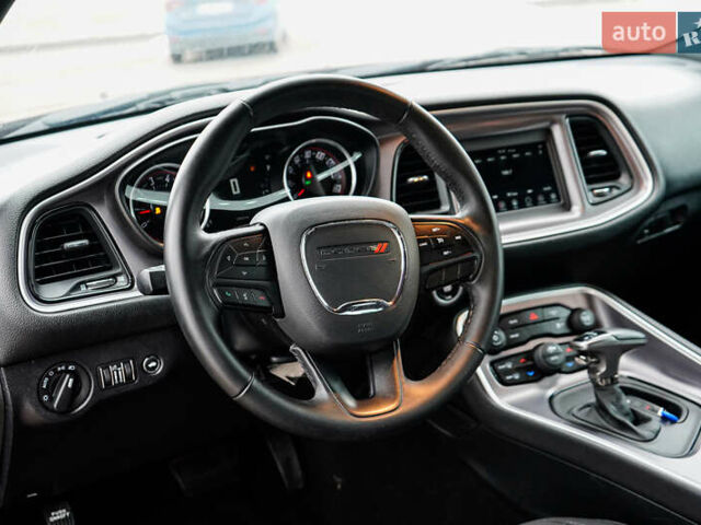 Красный Додж Челенджер, объемом двигателя 3.6 л и пробегом 13 тыс. км за 19999 $, фото 19 на Automoto.ua